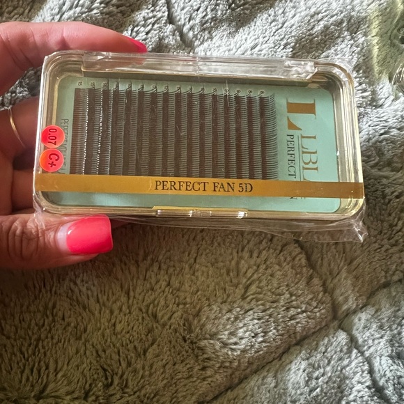 Lash Extension Lot - Picture 3 of 4